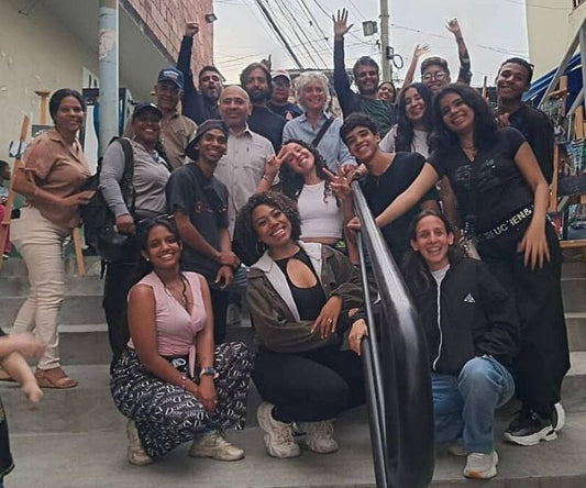 La Calle se Vistió de Arte: Roba Cámara Inaugura su Primera Galería Fotográfica en El Carmen