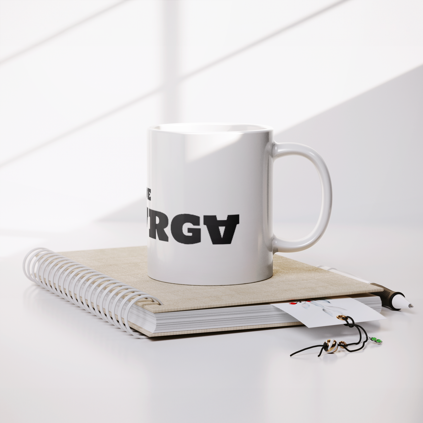 Taza_-_Zona_de_Descarga_Lifestyle_Notebook_Mockup.png